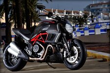 Diavel-Carbon_2011_Amb_R_16.jpg